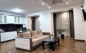 Modern Apartment On Belvedere
